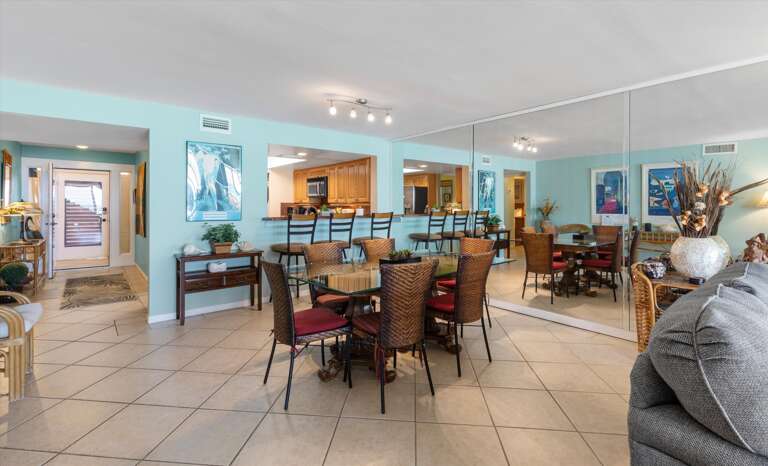 Dining area & breakfast bar