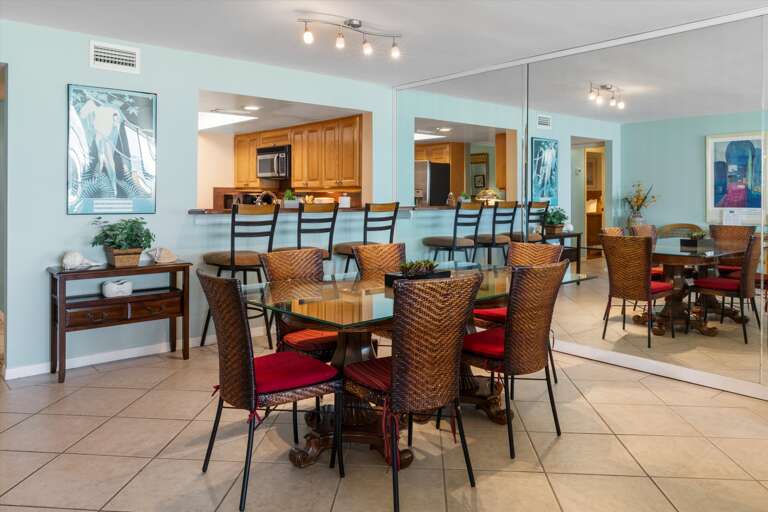 Dining area & breakfast bar