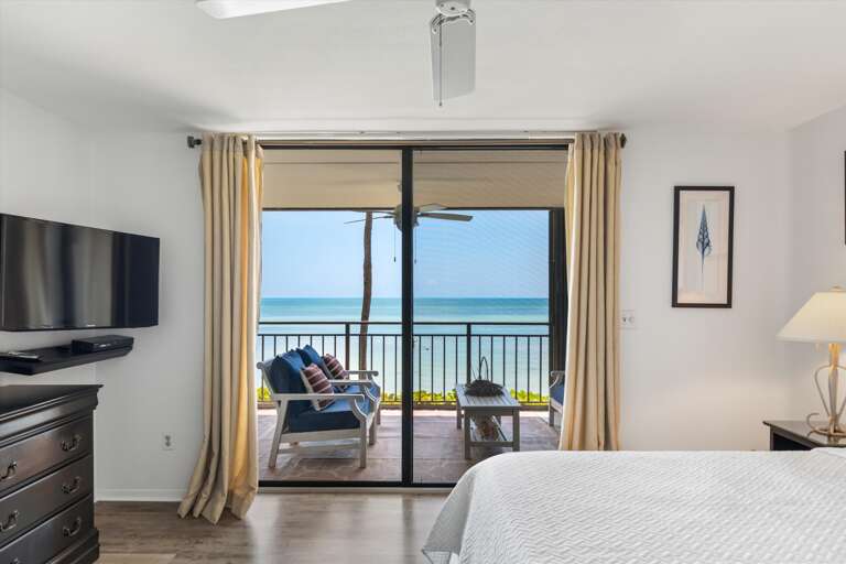 Primary bedroom/Balcony with oceanfront view