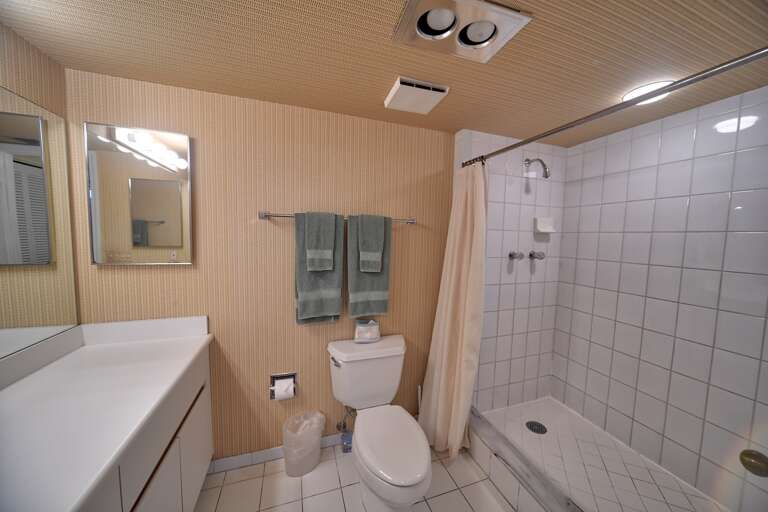 Key West Beach Club 112 Hall Bath