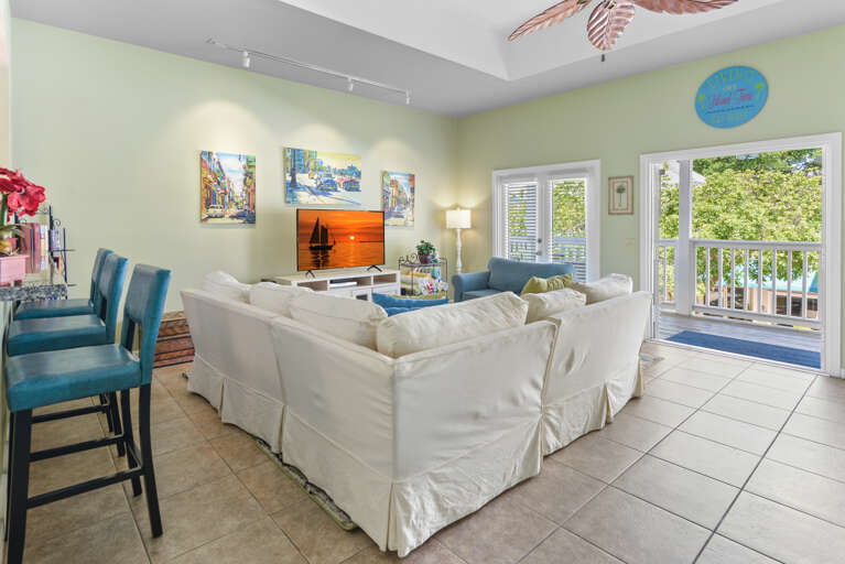 06 Duval Courtyard Living Area