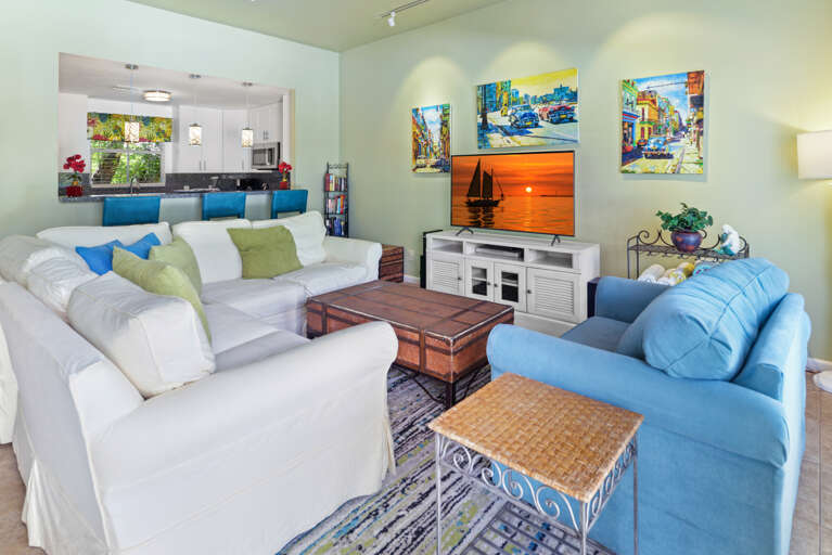09 Duval Courtyard Living Area