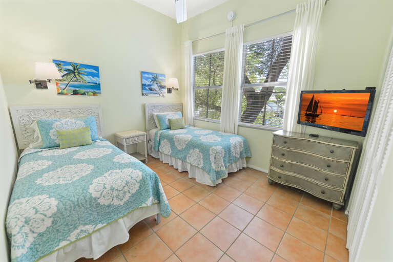 Duval Square Courtyard Twin bedroom