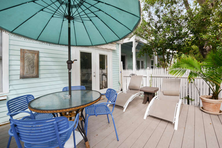 Tiki Beach Too Back Deck Tiki Beach Too Back Deck
