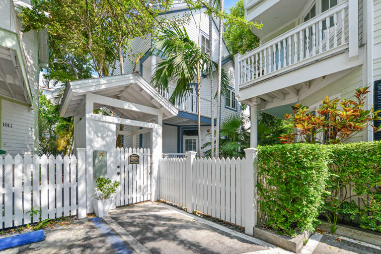 004 Absolutely Paradise Front of house & Gate area