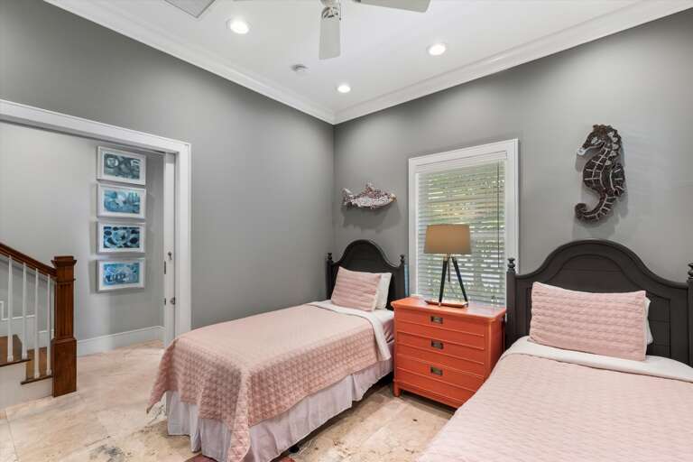 1st bedroom - 2 Twins - downstairs