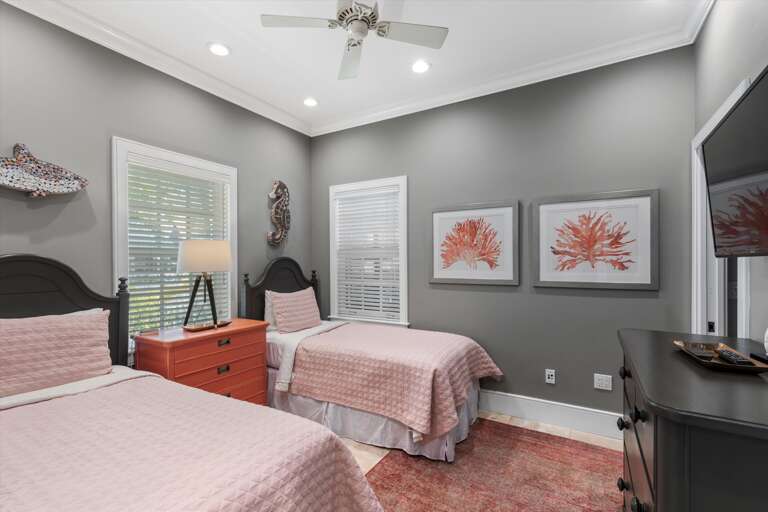 1st bedroom - 2 Twins - downstairs