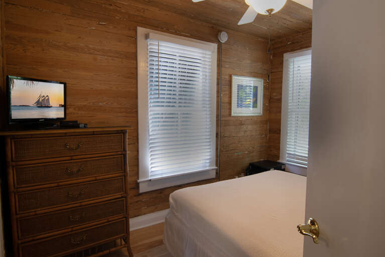 19_utopia_bedfront1 19_utopia_bedfront1