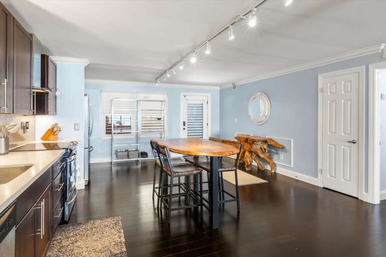 Front entry and breakfast bar Front entry and breakfast bar