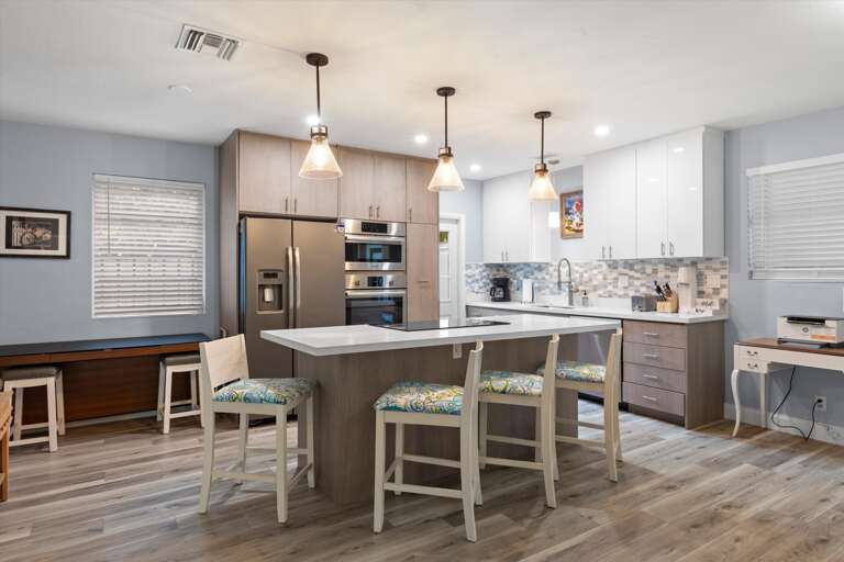 Full kitchen with breakfast bar