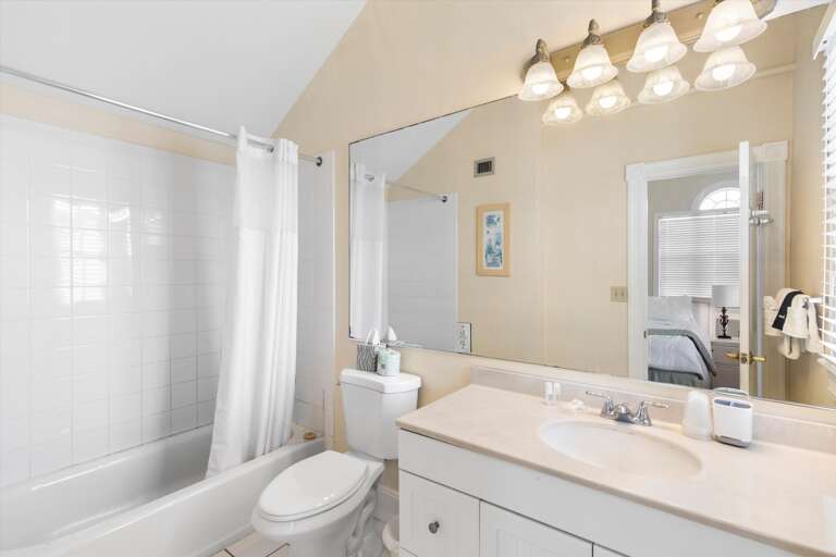 Upstairs Full Bathroom