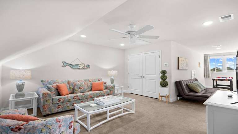 Upstairs Queen Bedroom (Sofa Bed)