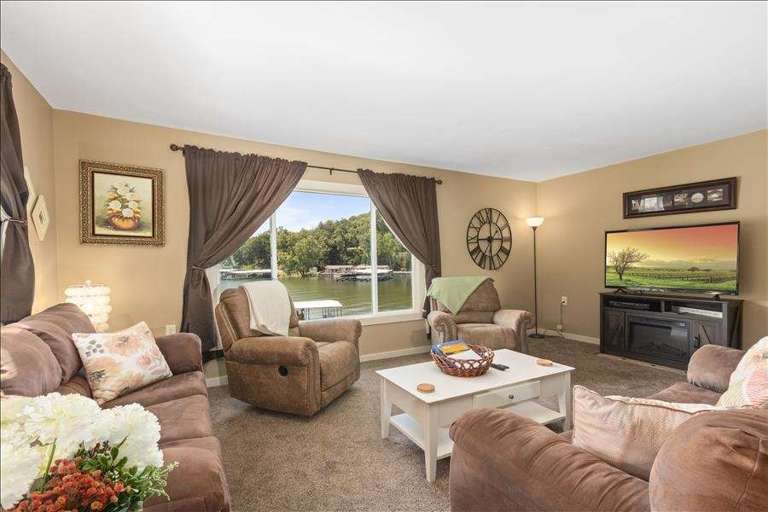 Acorn Oasis Luxury 4Bedroom Home Rental in Camdenton, MO