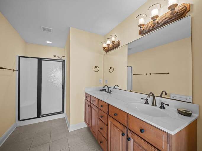 1st Level Queen Master Bath (2)