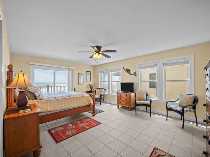 1st Level Queen Master - Oceanfront and South Facing