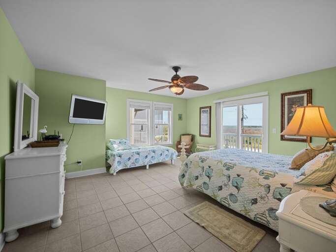 1st Level Streetside - Queen and a Twin