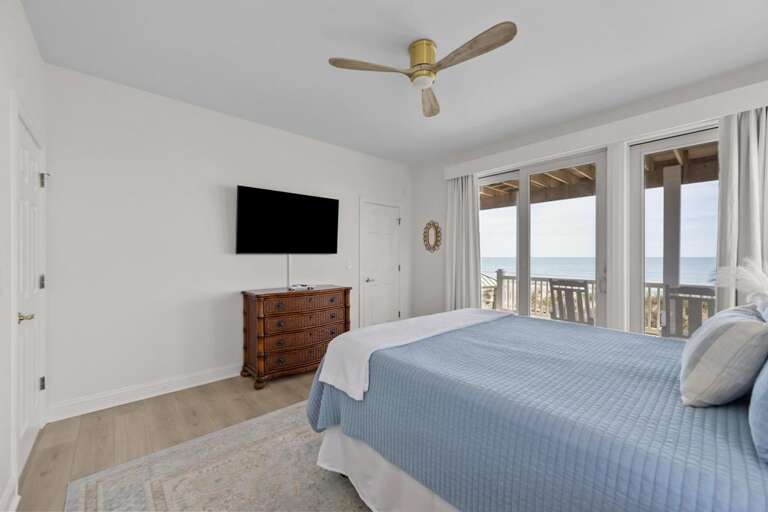 1st Level Queen Bedroom