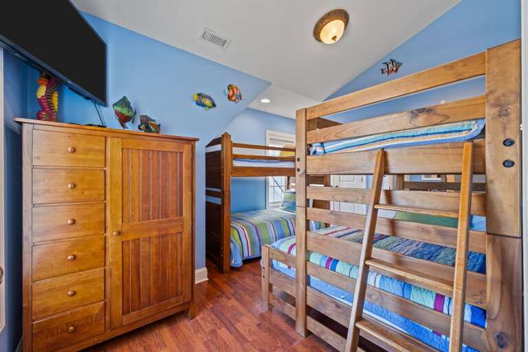 Bunk Room - Northside - 1 Pyramid and 1 Standard Bunk