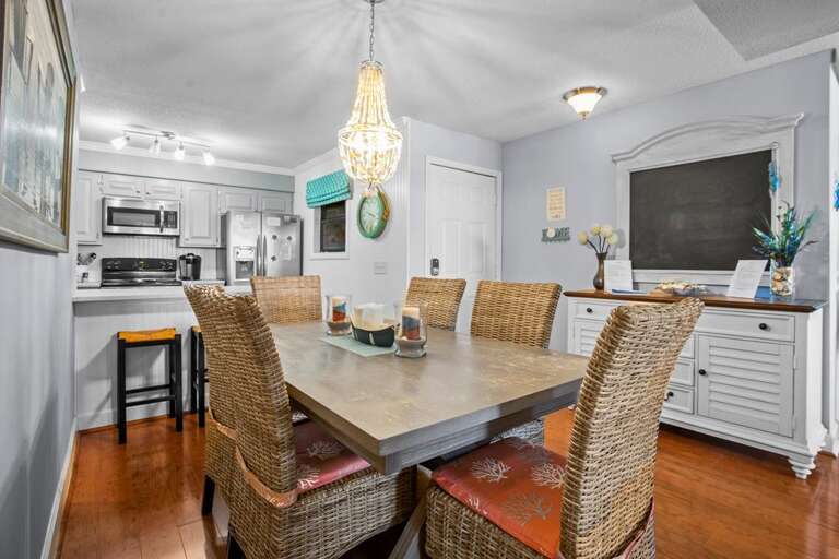 Dining Area - 6 at Table - 2 at Bar