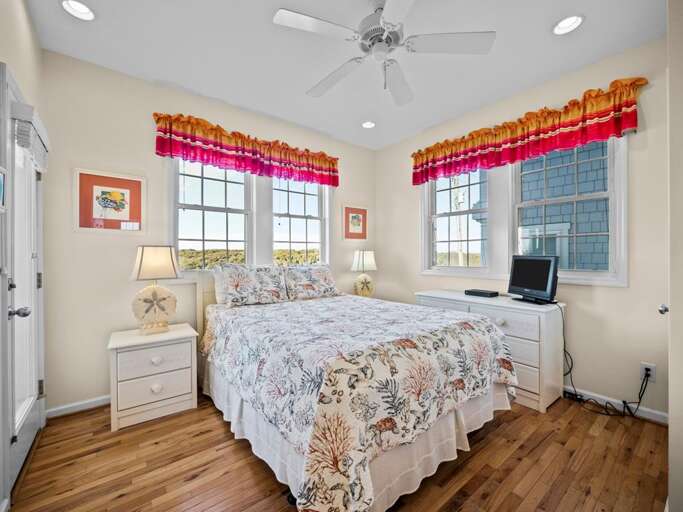 Queen Bedroom - 1st Level