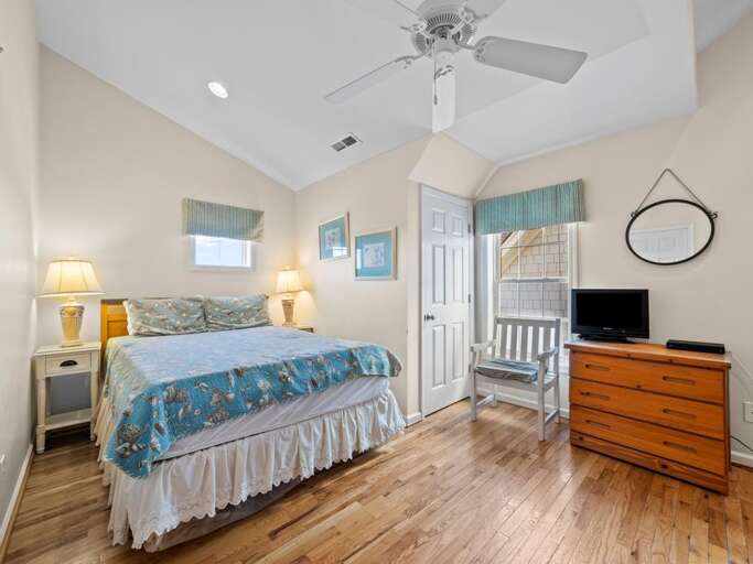 Upstairs Queen Bedroom - Bunk Room - Sleeps 4