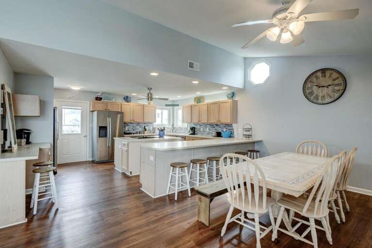 Kitchen and Dining Area Seats 20