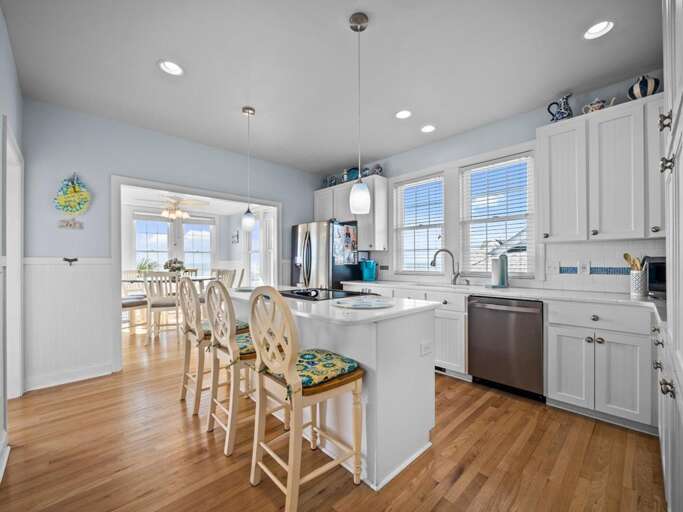 Kitchen - Bar Accomodates 3 Extra for Dining