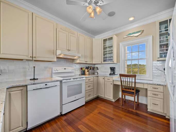 Beautiful Custom Kitchen with Granite Countertops
