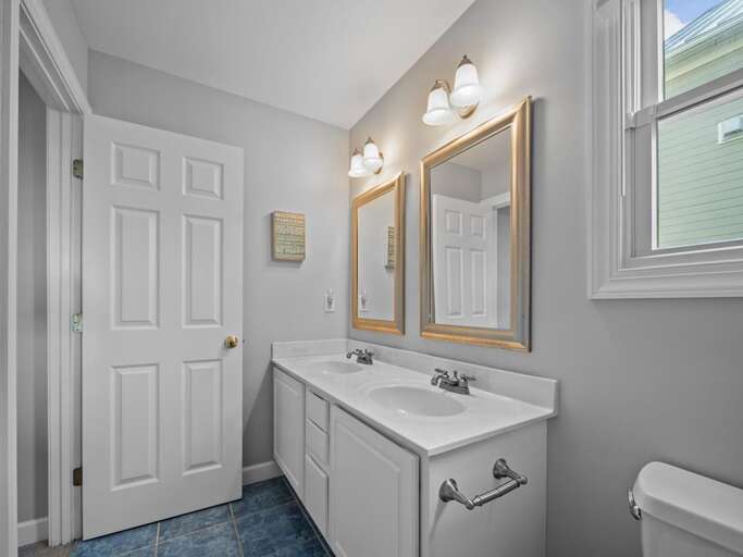 Master Bath 1 - Private Full Bath