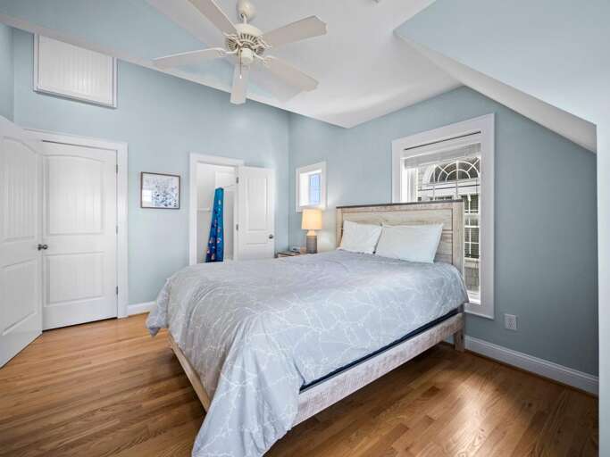 Queen Bedroom - Top Floor