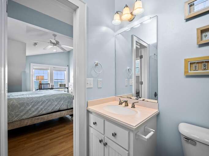 Top Floor - Private Bath - Queen Room