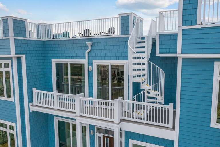 Oceanside Access to Rooftop