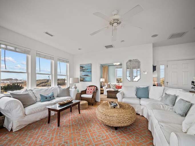 Living Room - Lots of Seating