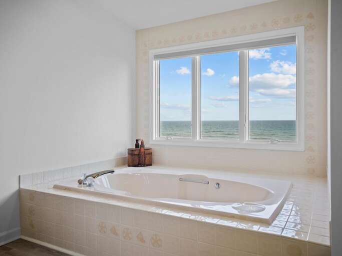 Jacuzzi for King Master - Great Ocean Views