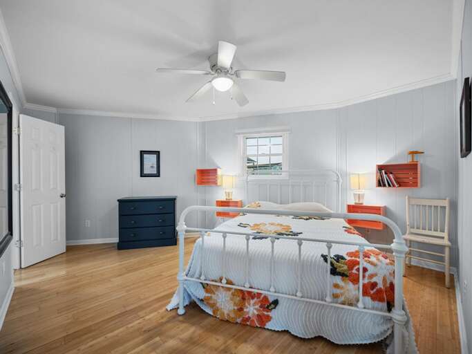 Bedroom 2 - Queen Bed