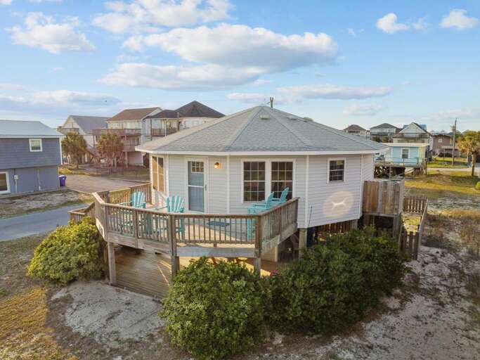 Large Porch - Nice and Comfortable Outdoor Seating