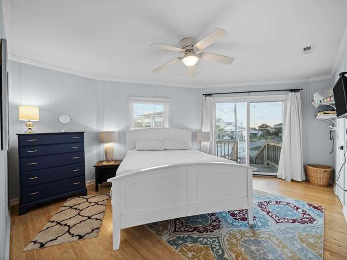 Bedroom 1 - Queen Bed