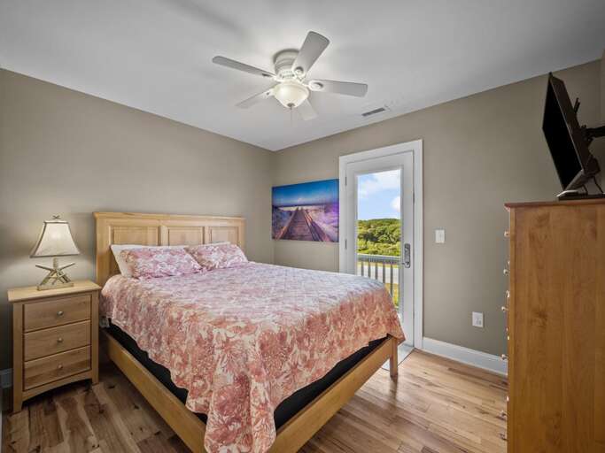 Queen - Streetside - Private Porch - Level 1