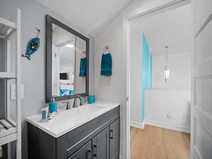 3rd Floor Bath - Additional View