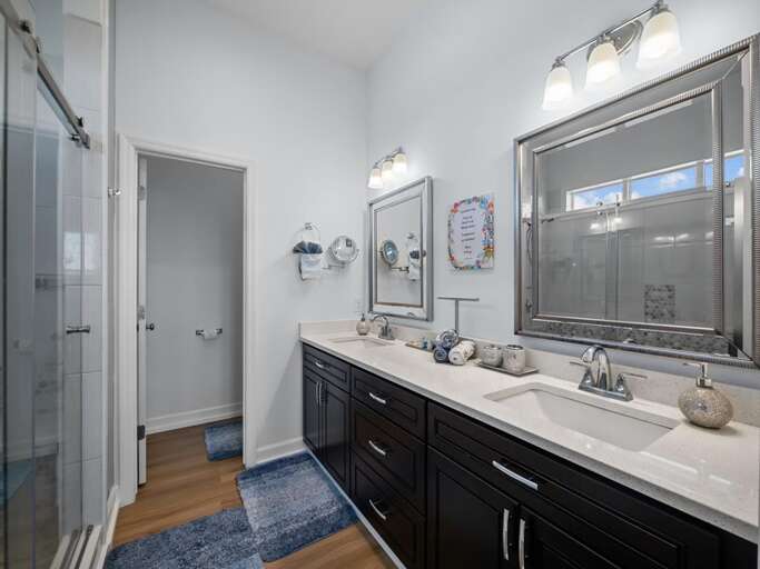 2nd Floor - King En-suite Bath