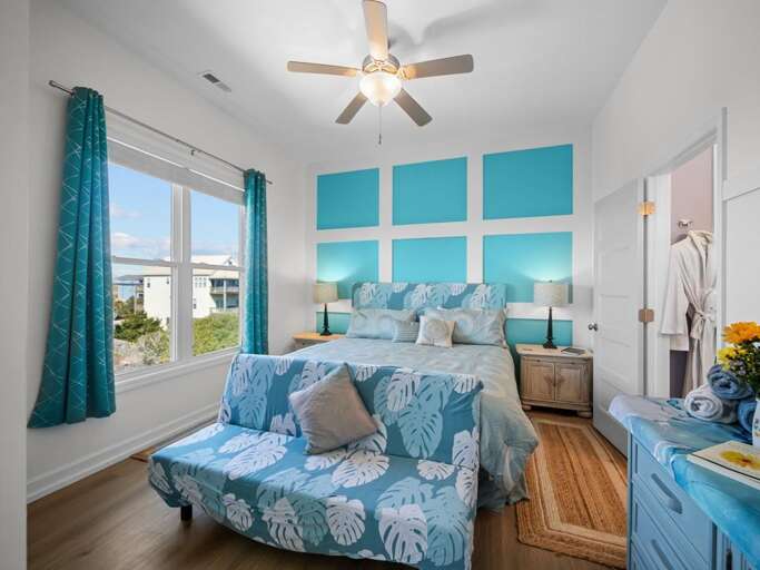 2nd Floor - Soundside Ensuite with King Bed and Futon