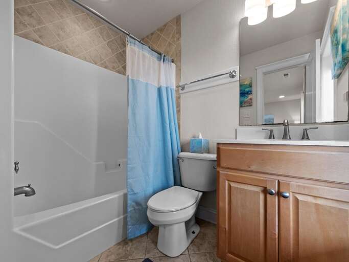 1st Level Oceanfront En Suite Bath