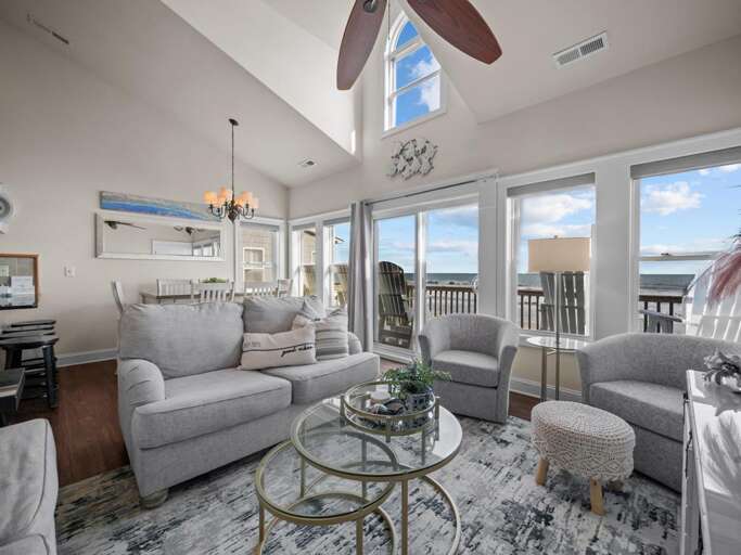 Expansive Living Area - Lots of Seating