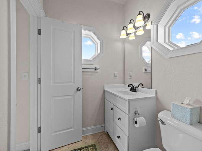 2nd Level En Suite Bath