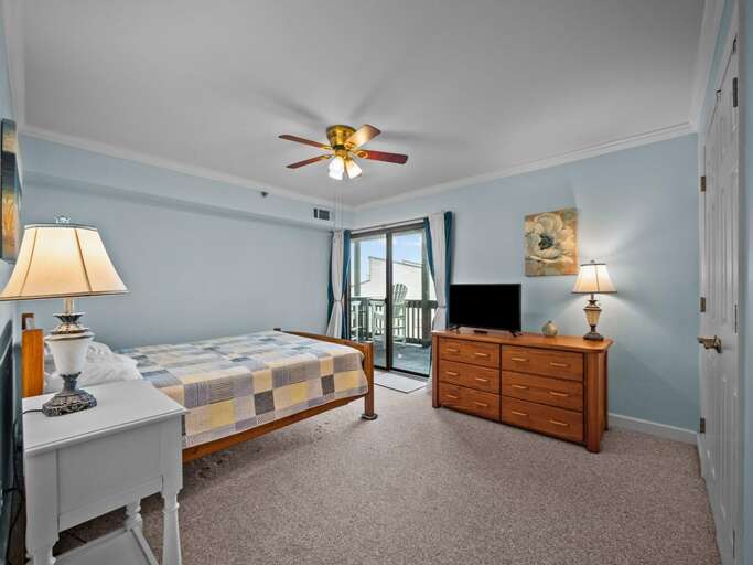 Master Bedroom - Queen Bed