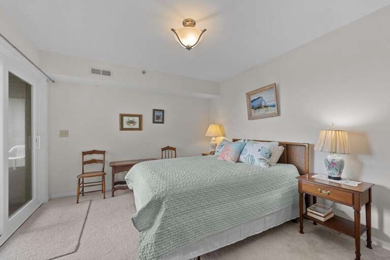 Master Bedroom - Queen Bed