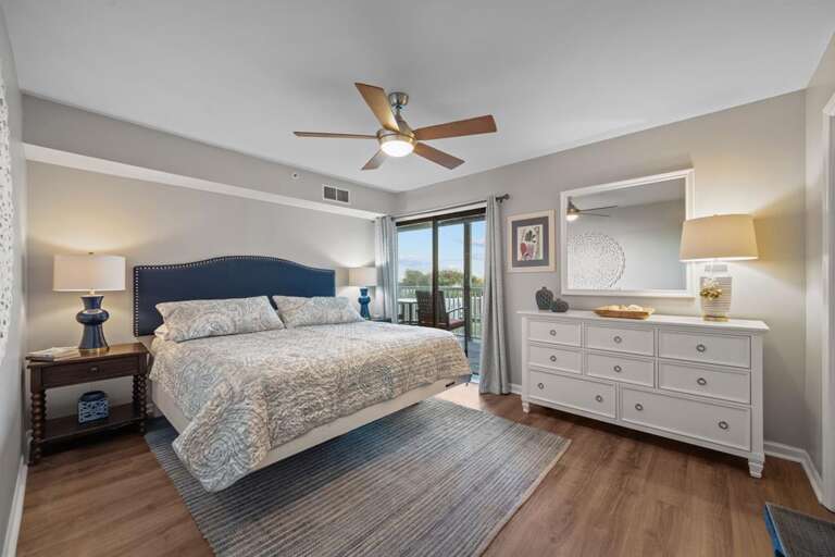 Master Bedroom - King Bed - Deck Access