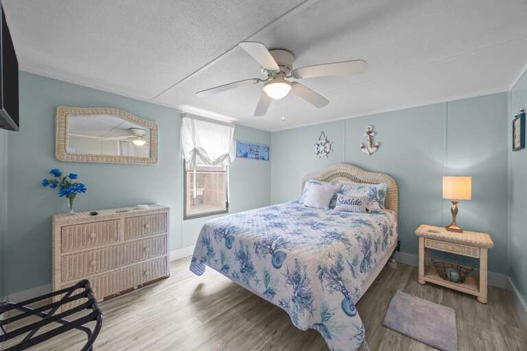 Master Bedroom - Queen Bed