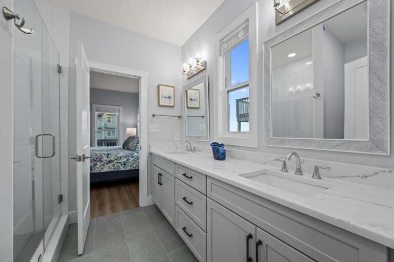 Full Bath Off 1st Level Oceanfront - King