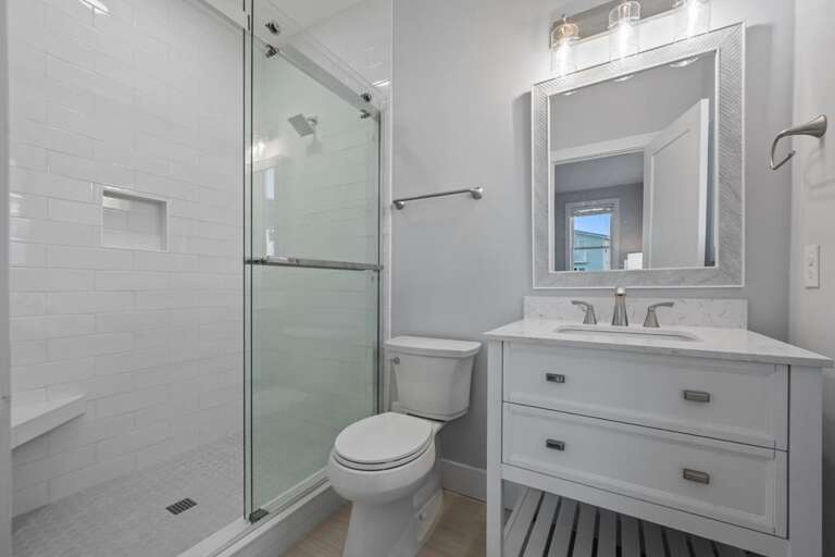 Private En-suite Bath for Northside Queen